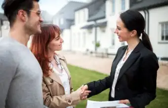 Couple shaking hans with Osborne Homes specialist on the selling their house for fast cash