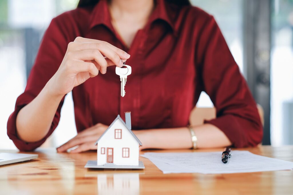 Osborne Homes specialist with keys