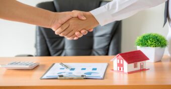 flat-fee-realtor Shaking hands with a full-service flat-fee realtor