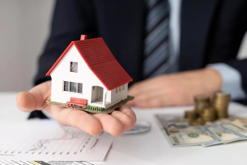 ‘What is an accredited investor’ concept shown with house investment.